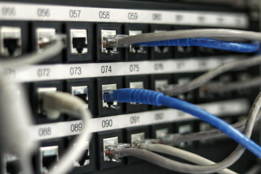 Racks de armazenamento alinhados em corredor de centro de dados
