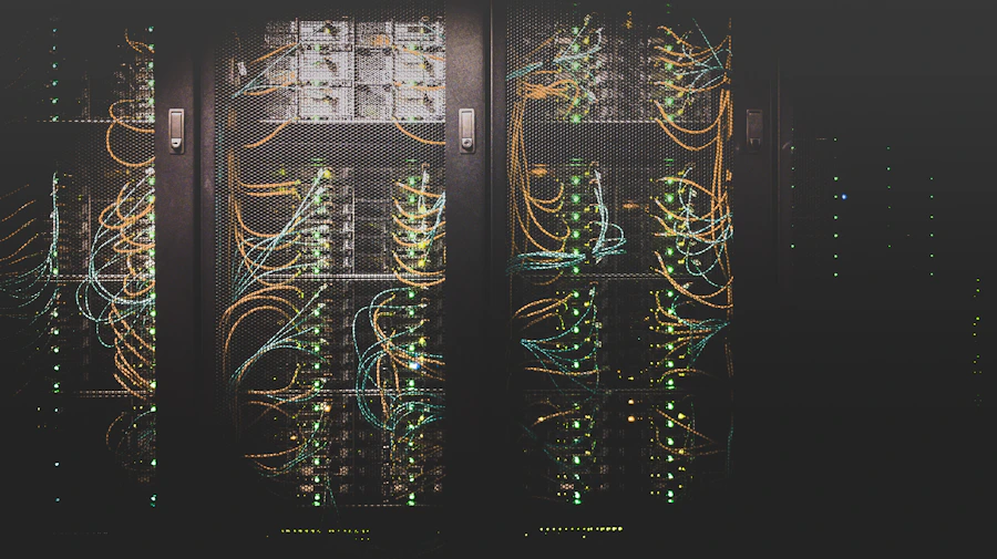 Corredor de data center com racks iluminados em tons frios
